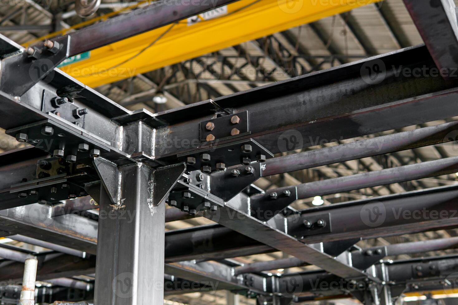 ansluta gemensam tallrik och låsa bult av stål strukturera i konstruktion arbete i fabrik foto