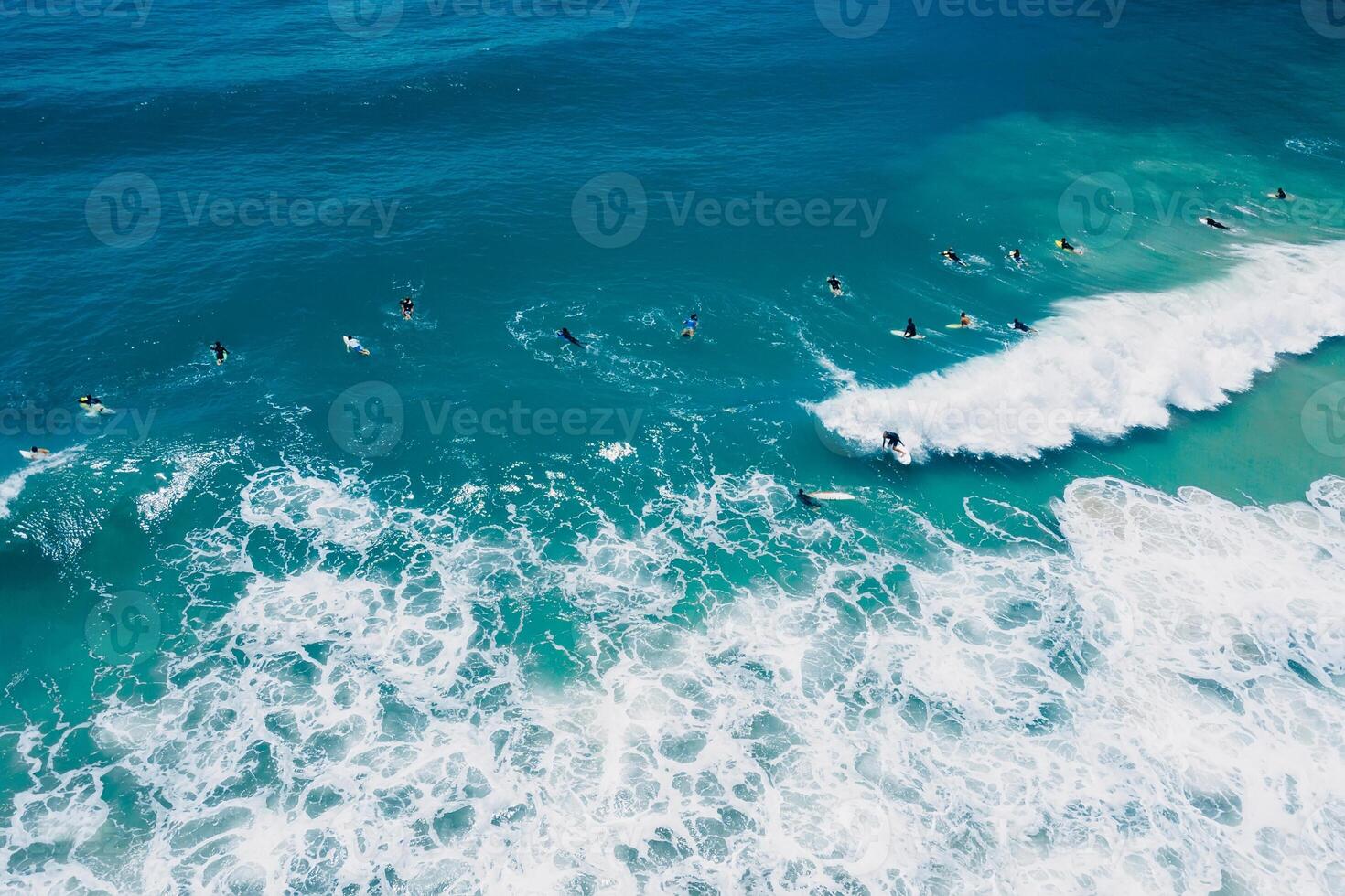 surfare i hav på surfingbräda och vågor. antenn se foto