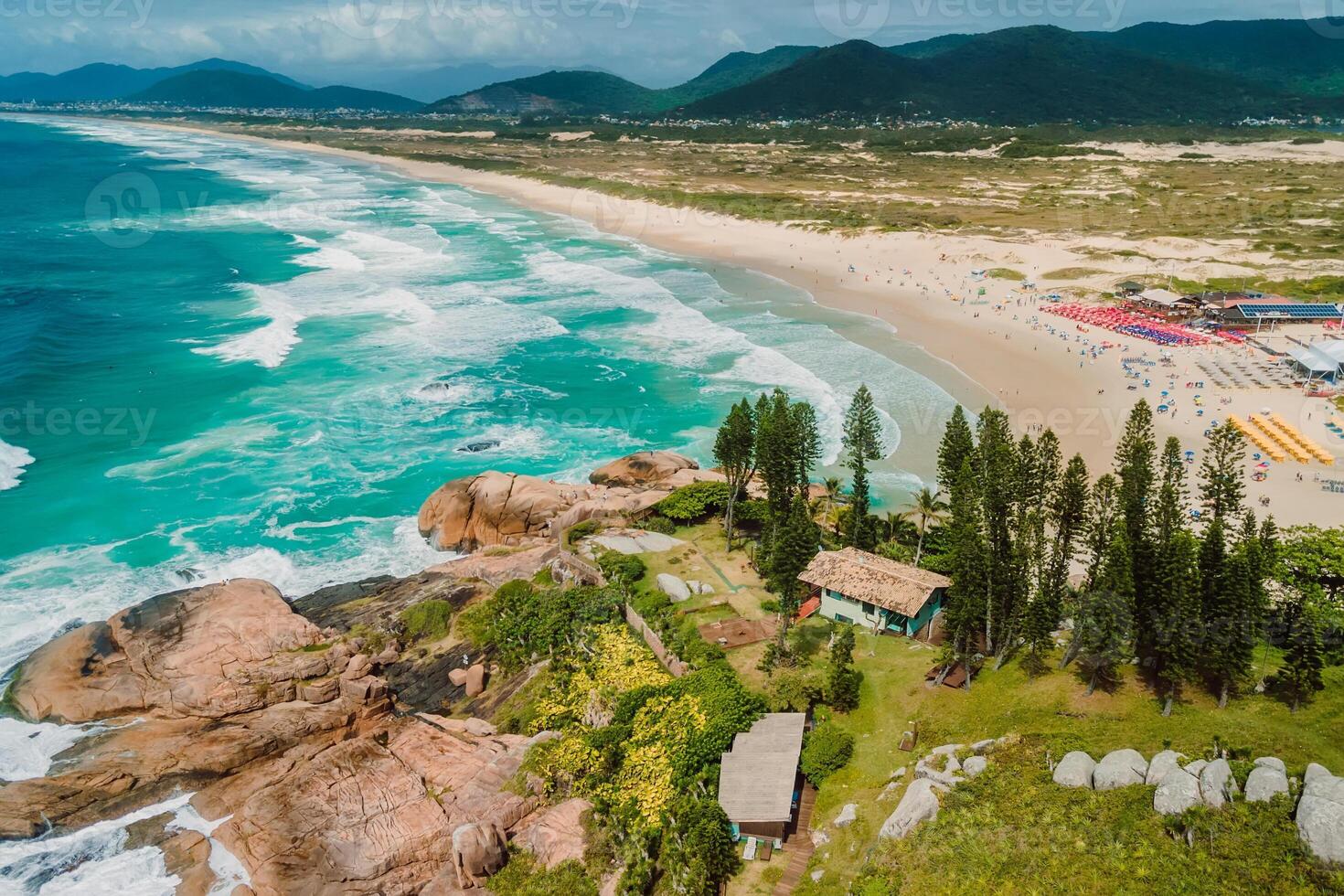populär Semester strand med träd och hav med vågor i Brasilien. antenn se av kustlinje foto