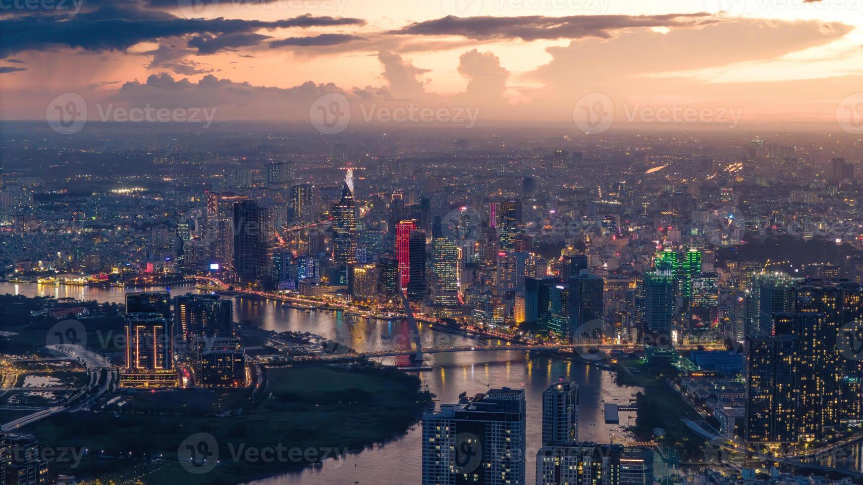 antenn se av ho chi minh stad horisont och skyskrapor på saigon flod, Centrum av hjärta företag på stadens centrum, stadsbild i de natt foto