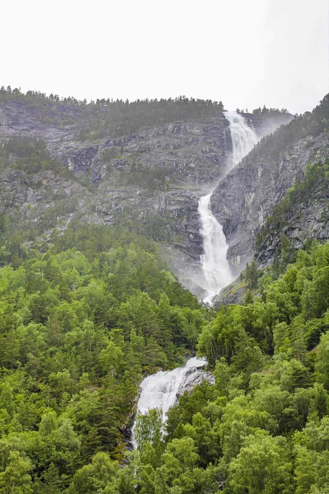 vattenfall i aurlandsfjorden aurland sognefjorden i norge. foto