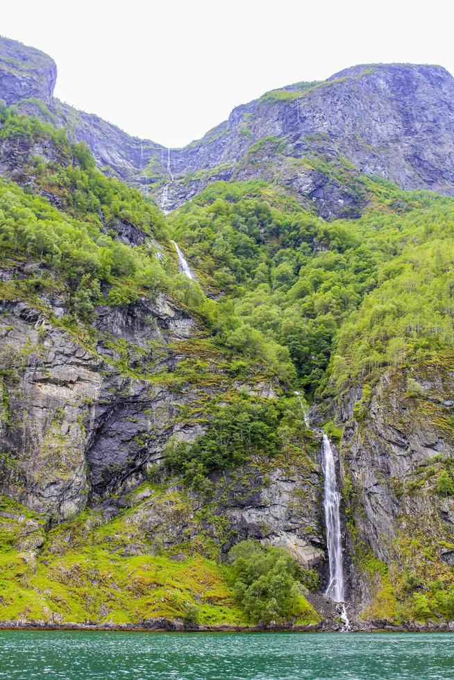 vattenfall i aurlandsfjorden aurland sognefjorden i norge. foto