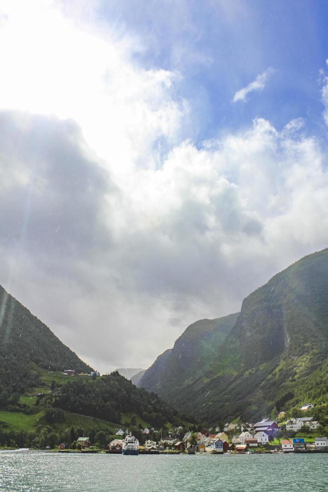 solsken och regn på samma gång odredal by aurlandsfjord norge. foto