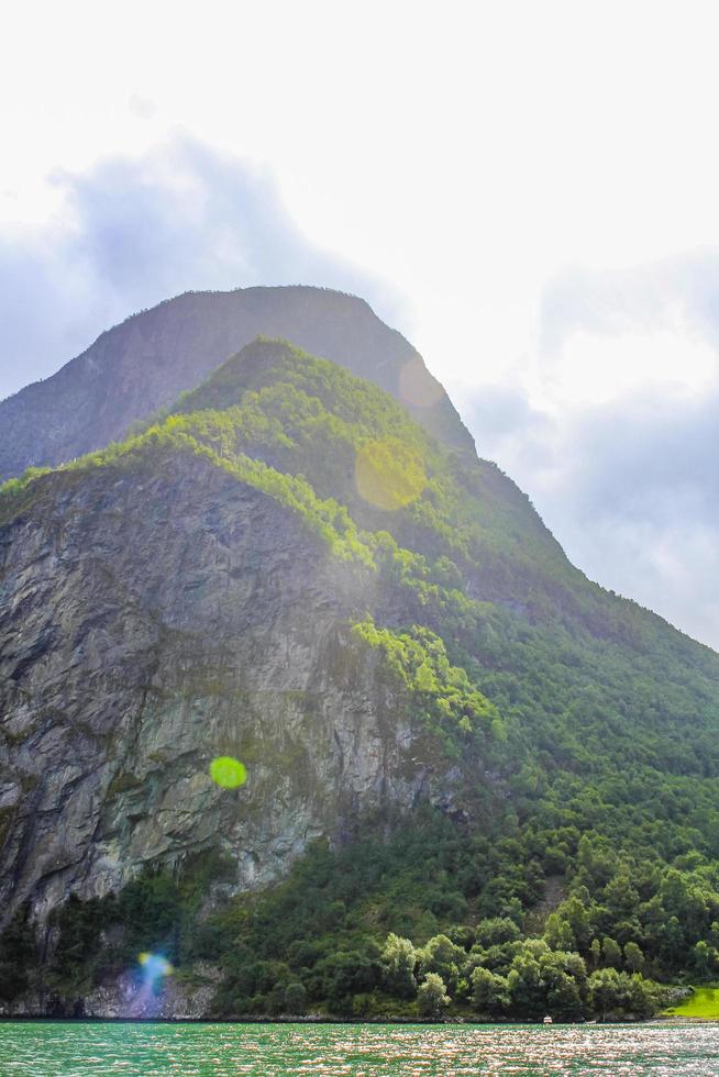 norskt vackert berg- och fjordlandskap, aurlandsfjord sognefjord i norge. foto