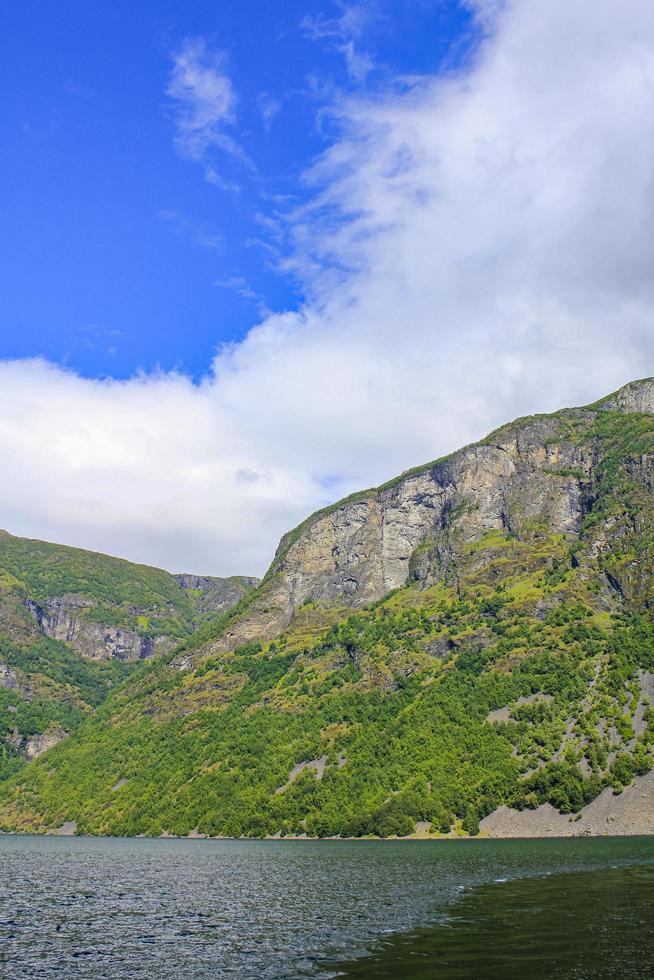 norskt vackert berg- och fjordlandskap, aurlandsfjord sognefjord i norge. foto