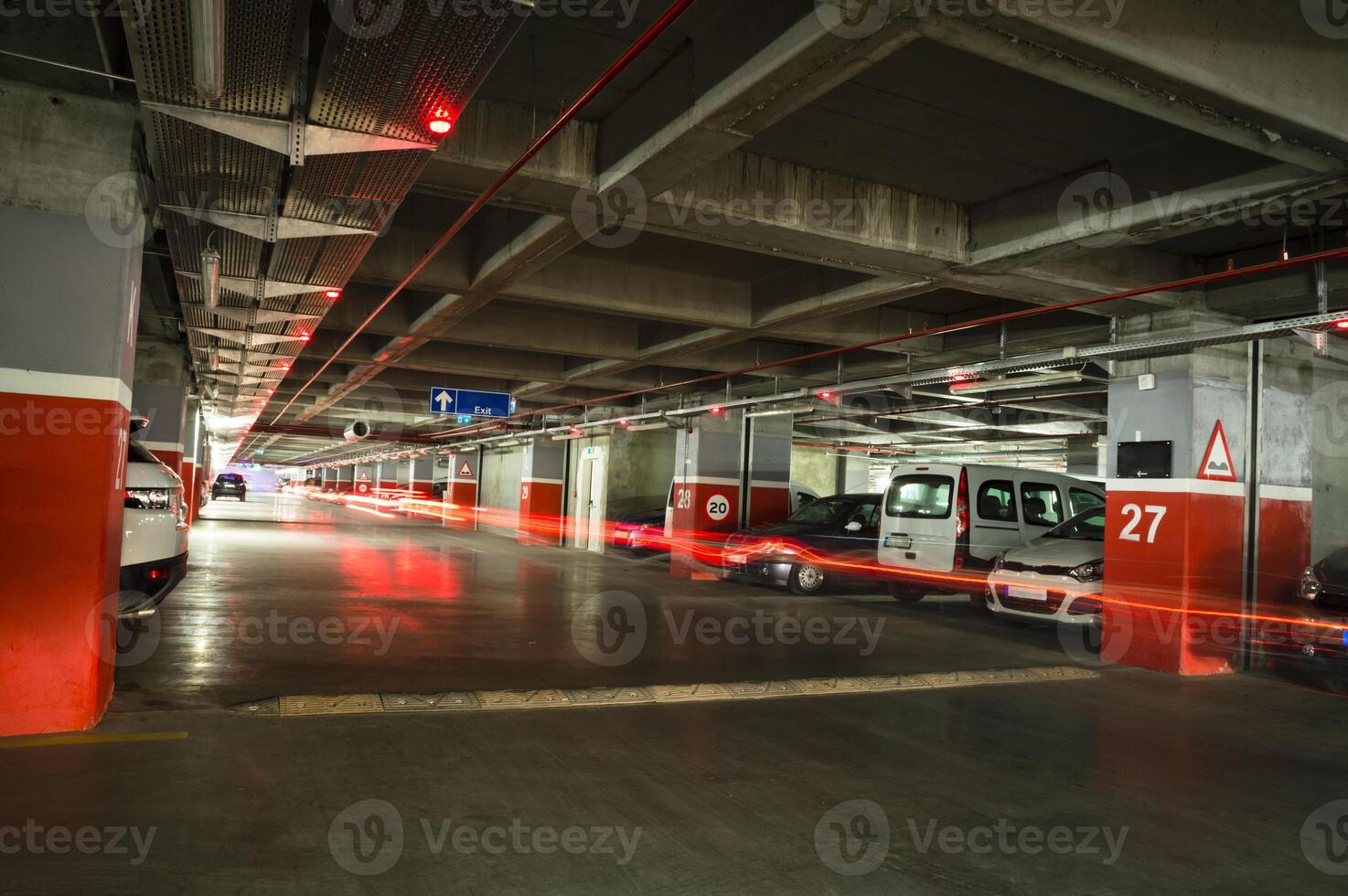 underjordisk garage med ljus foto