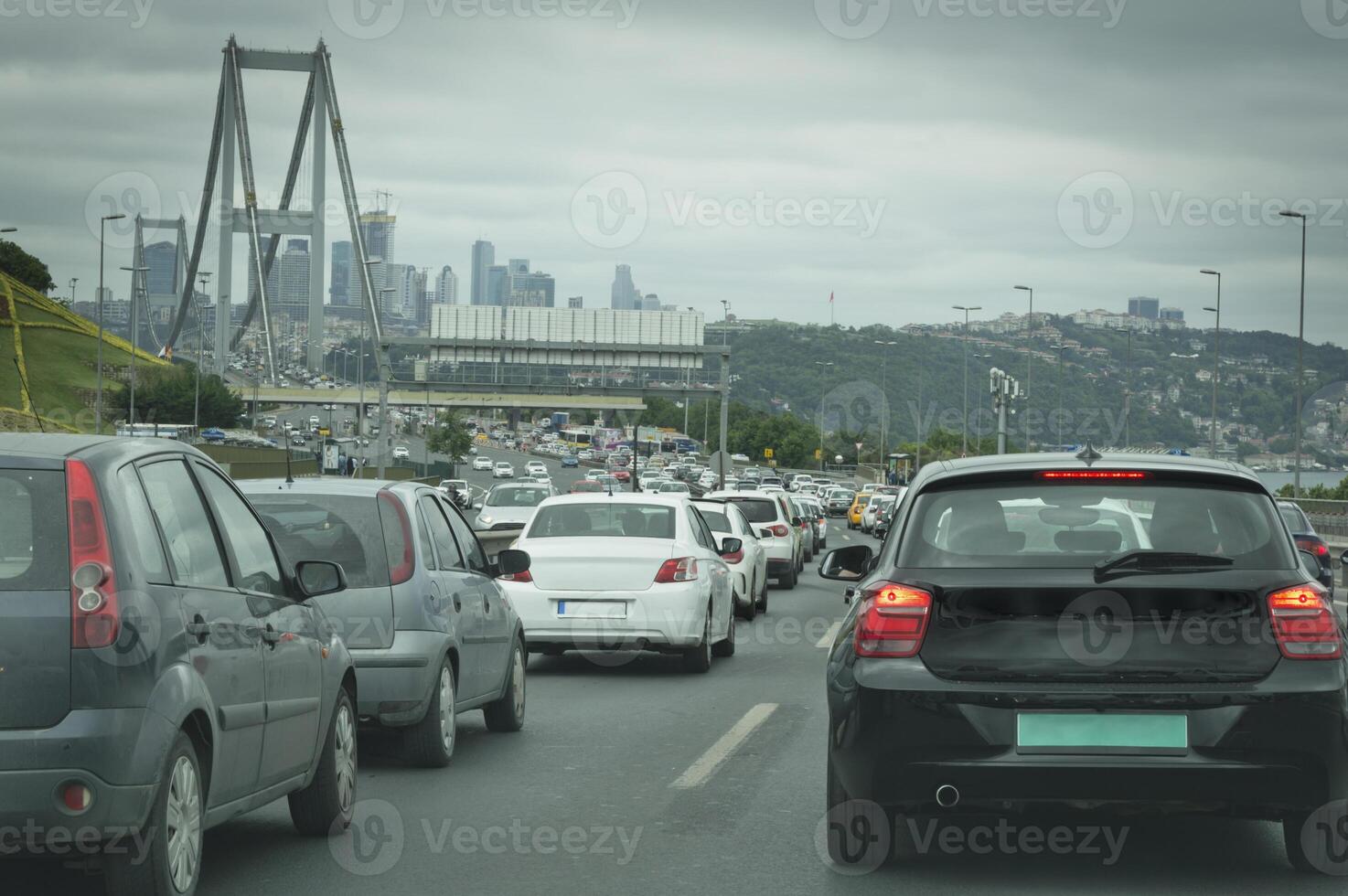 bosphorus bro trafik på rusa timme foto