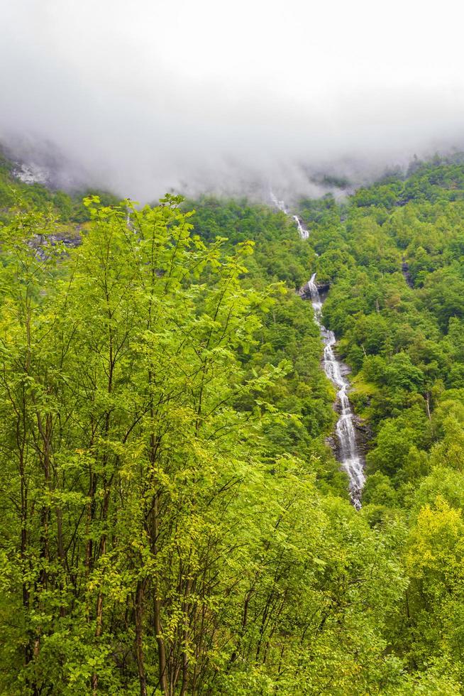 dimma dimma moln vattenfall på berg norska landskap utladalen norge. foto