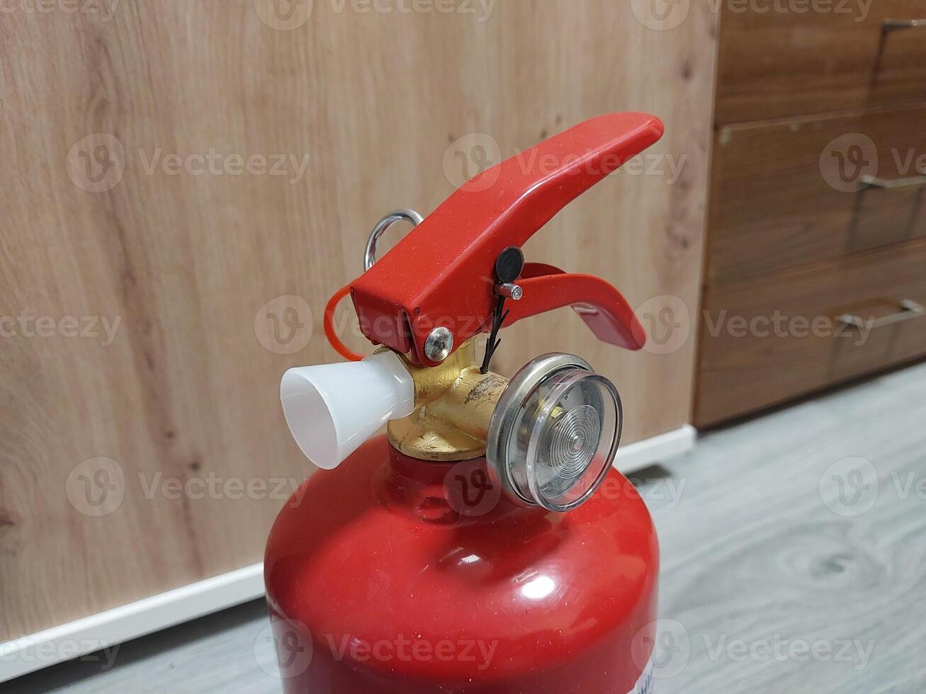 manuell pulver brand eldsläckare för släck inomhus- bränder foto