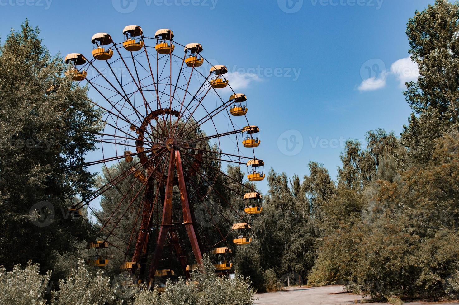 övergiven metallradioaktiv attraktion i en nöjespark i staden pripyat foto