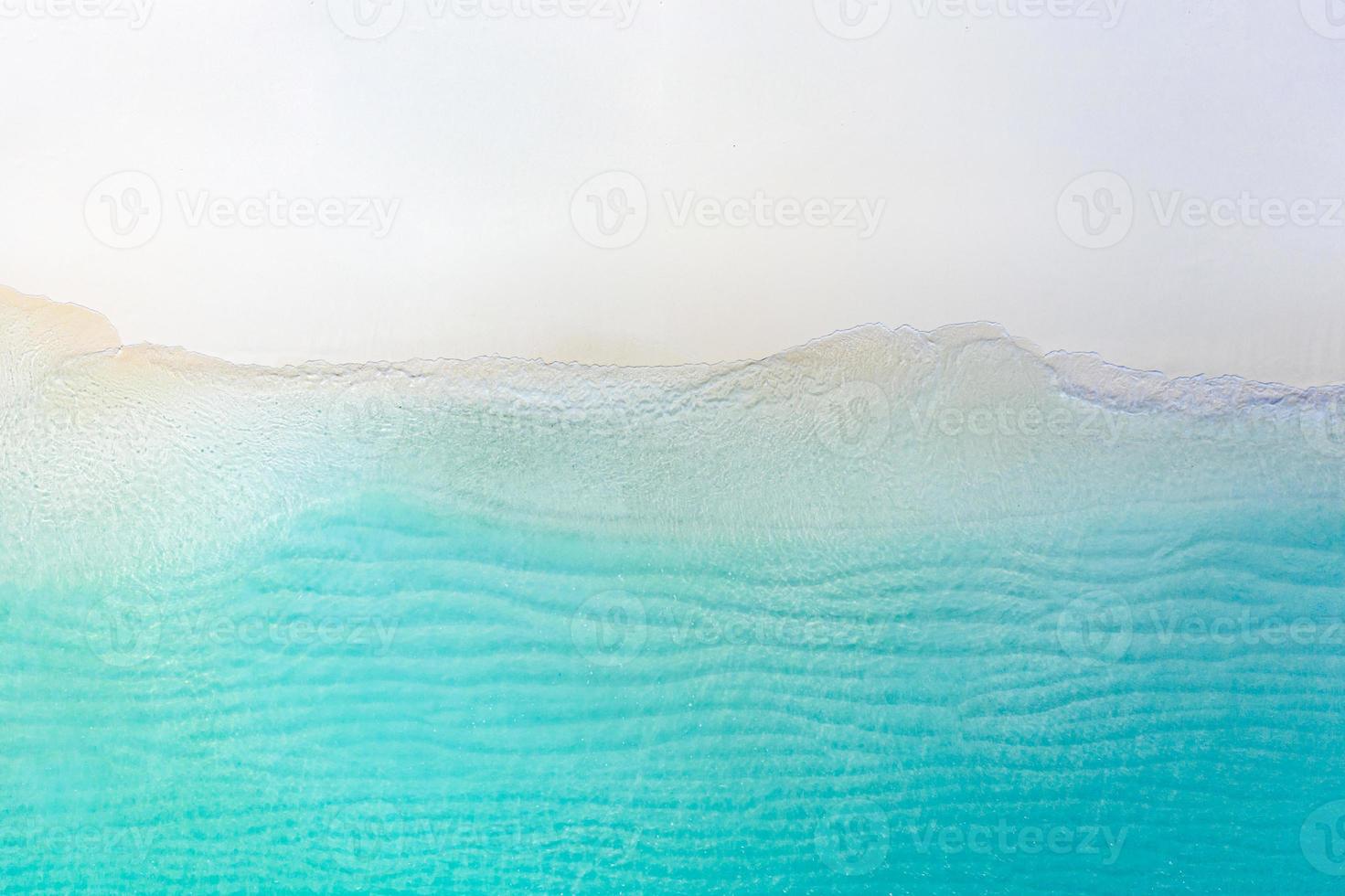 sommar marinmålning vackra vågor, blått havsvatten i solig dag. ovanifrån från drönare. havsflygvy, fantastisk tropisk naturbakgrund. vackert ljust hav med vågor som stänker och strandsandkoncept foto