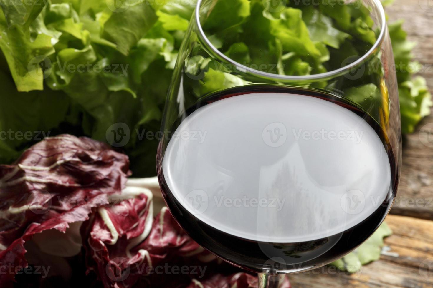 sallad och rött vin foto