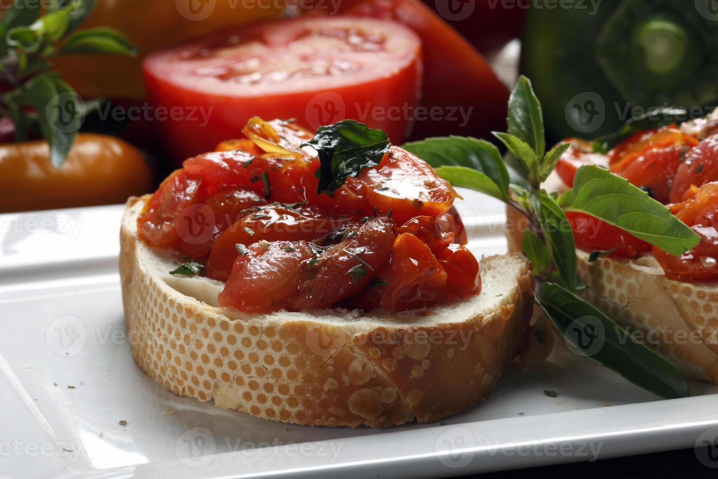 bruschetta är en italiensk antipasti gjord på bröd, som grillas med olivolja. foto