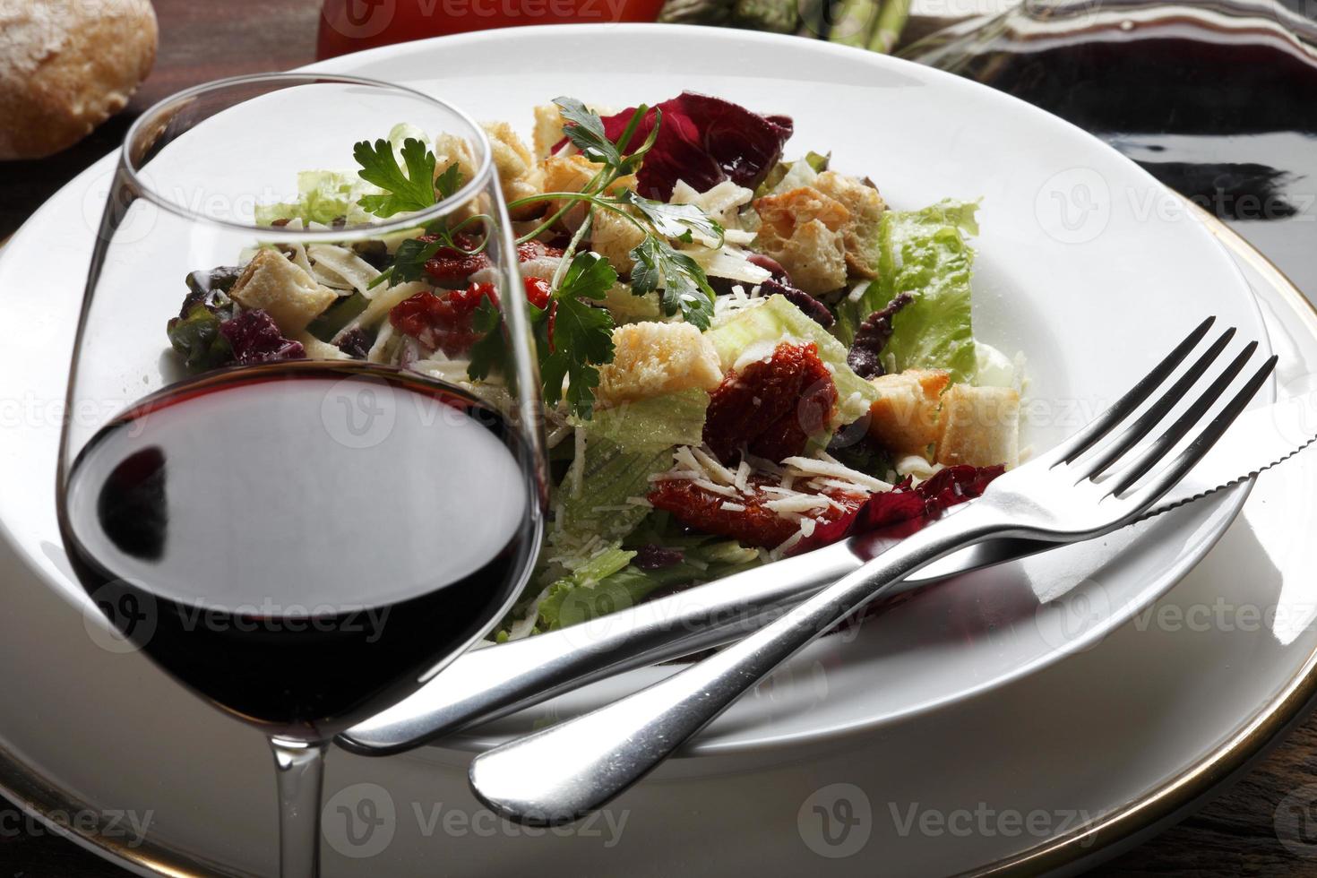 torr tomatsallad, bröd och rött vin foto