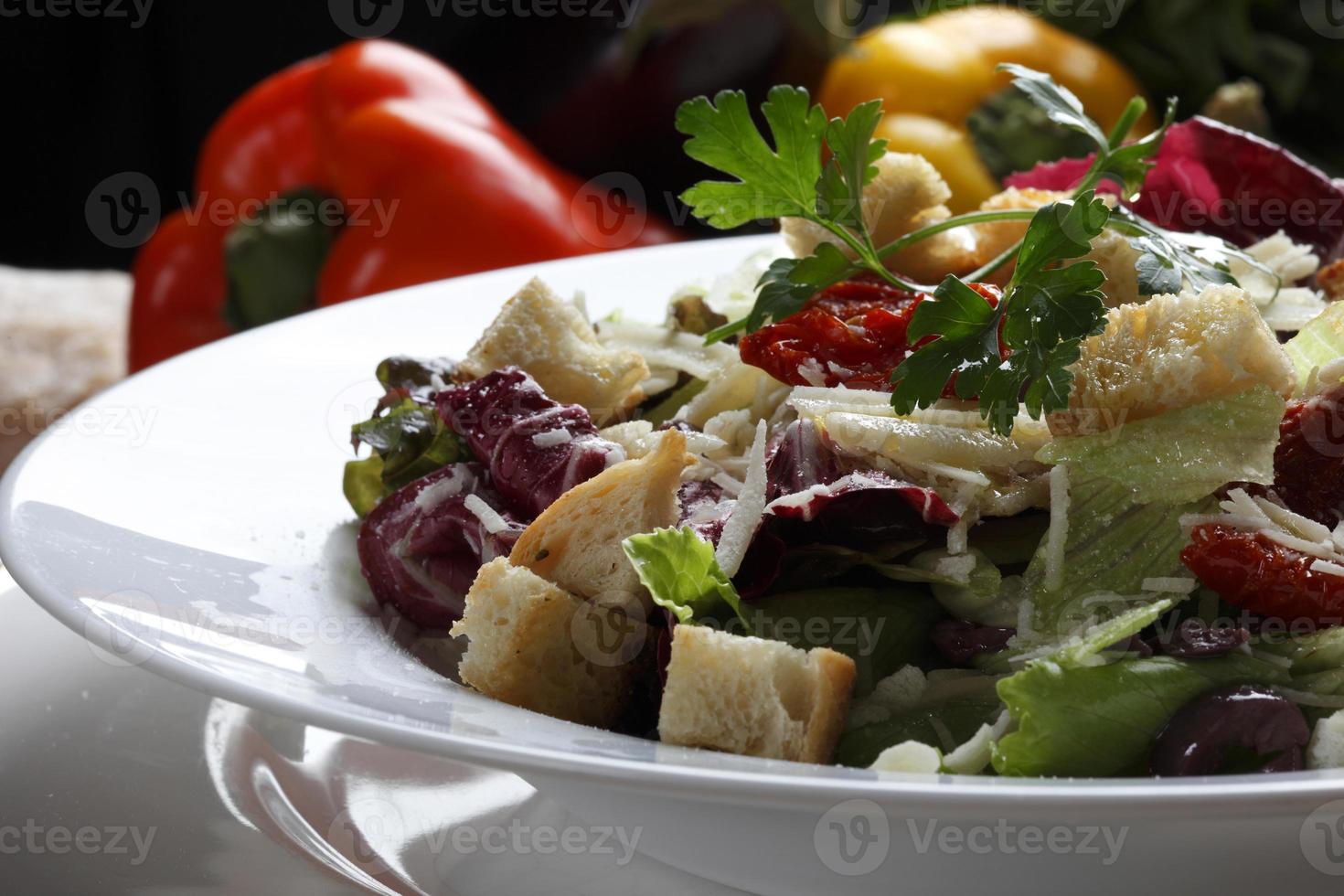 torr tomatsallad, bröd och rött vin foto