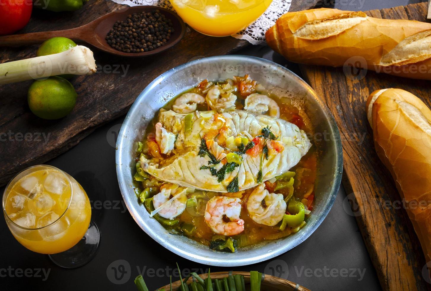 moqueca, en traditionell brasiliansk maträtt med badejofisk och stora räkor, badejo foto