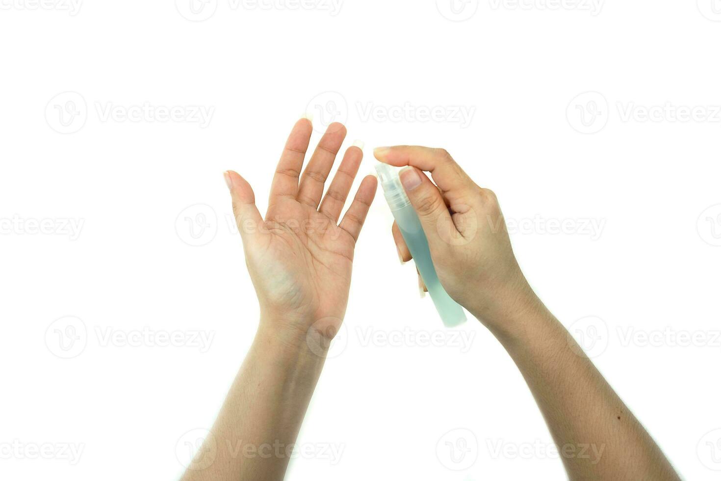kvinnans hand som applicerar alkoholspray från plastflaskan eller antibakterier för att förhindra spridning av bakterier på vit bakgrund foto