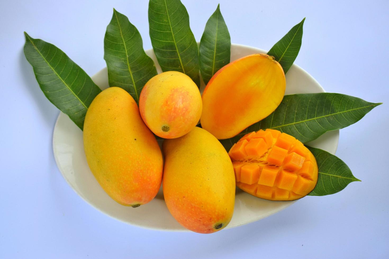 närbild på färsk mangofrukt foto
