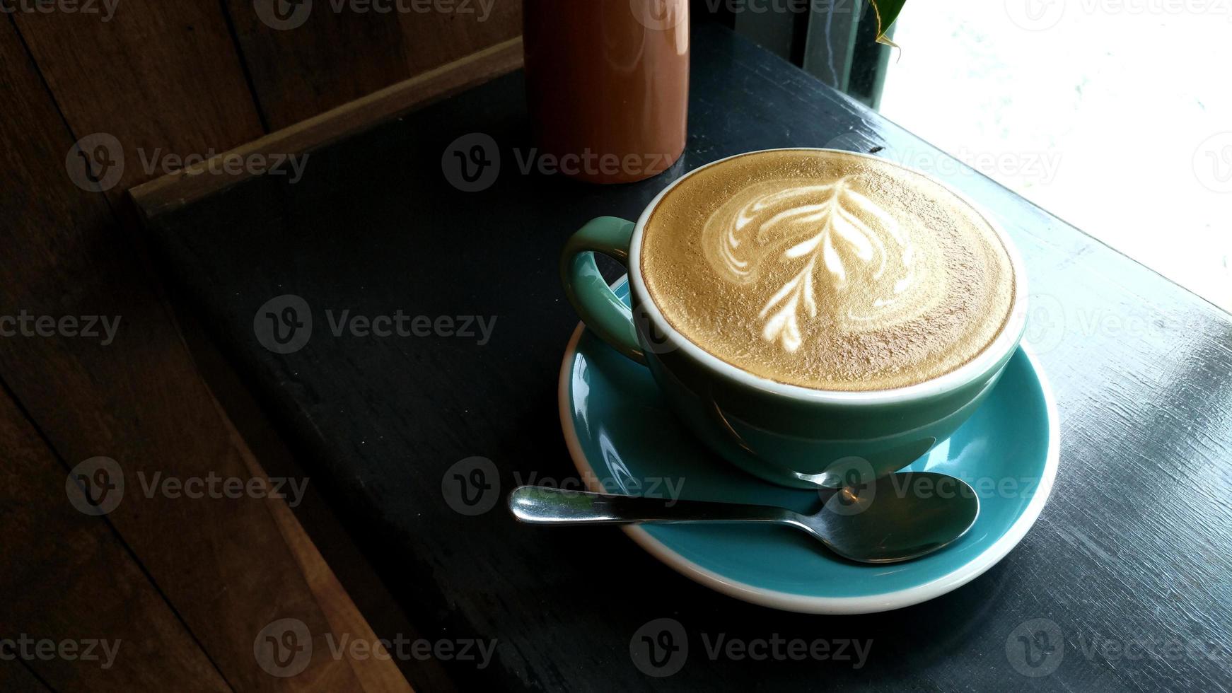 en kopp kaffe latte på bordet. foto