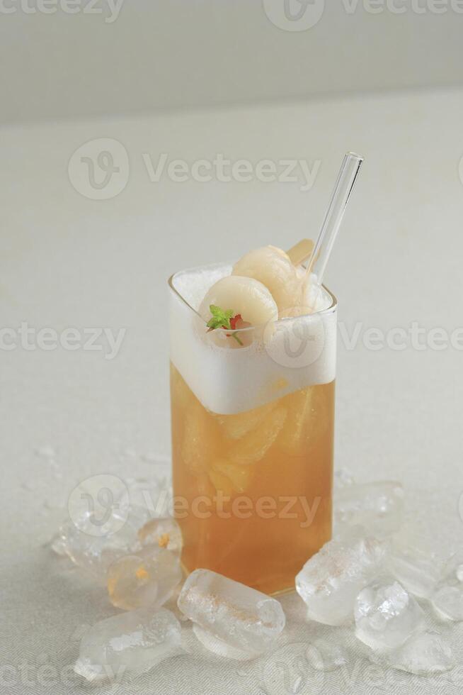 litchi iced te med mynta löv i en glas med glas sugrör foto