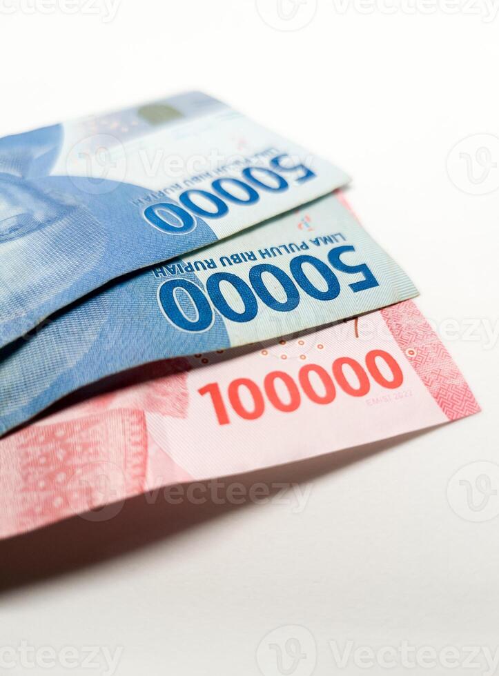 indonesiska pengar rupiah isolerat på vit bakgrund foto