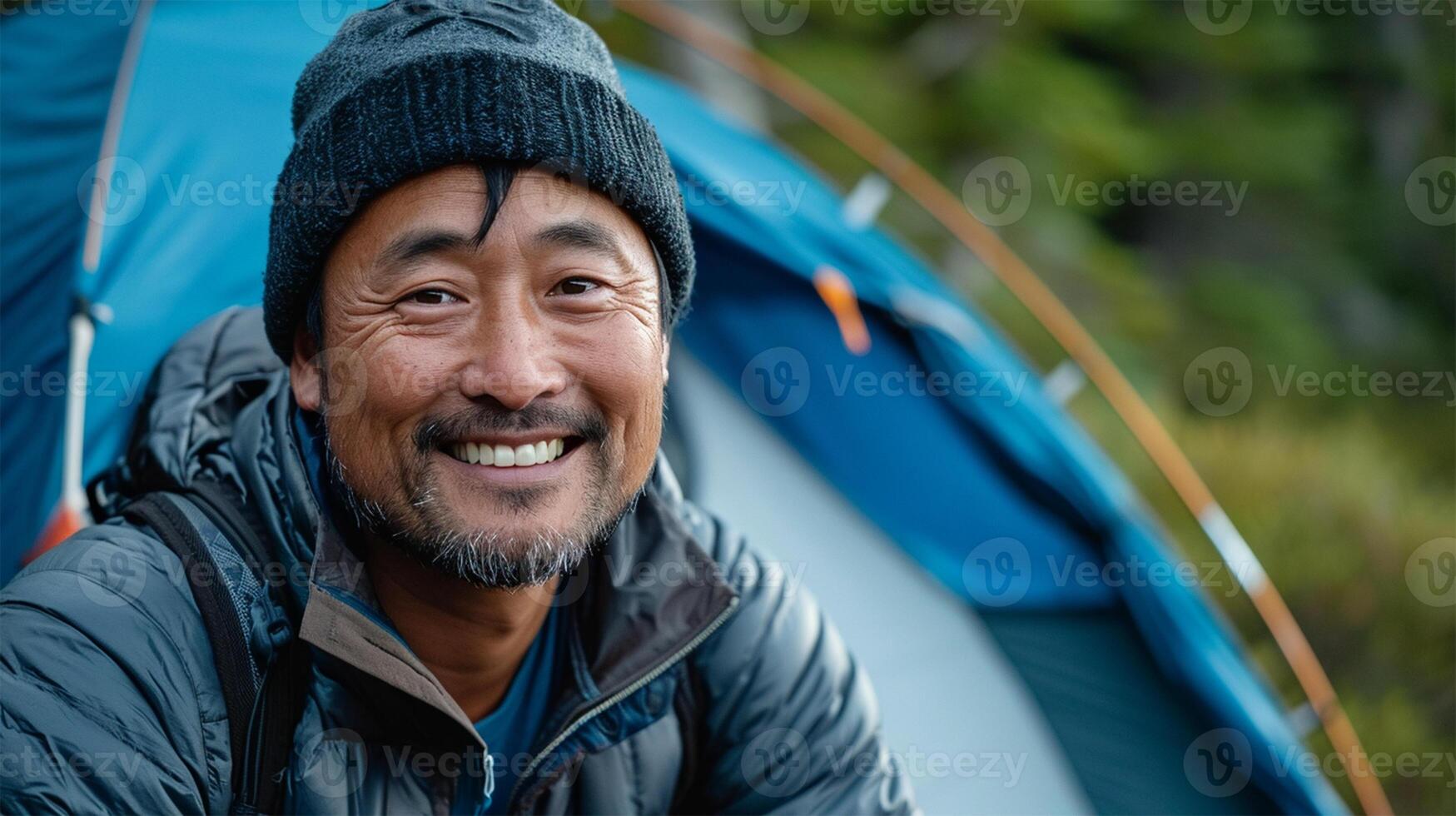 ai genererad porträtt av leende man med ryggsäck stående i främre av camping tält foto