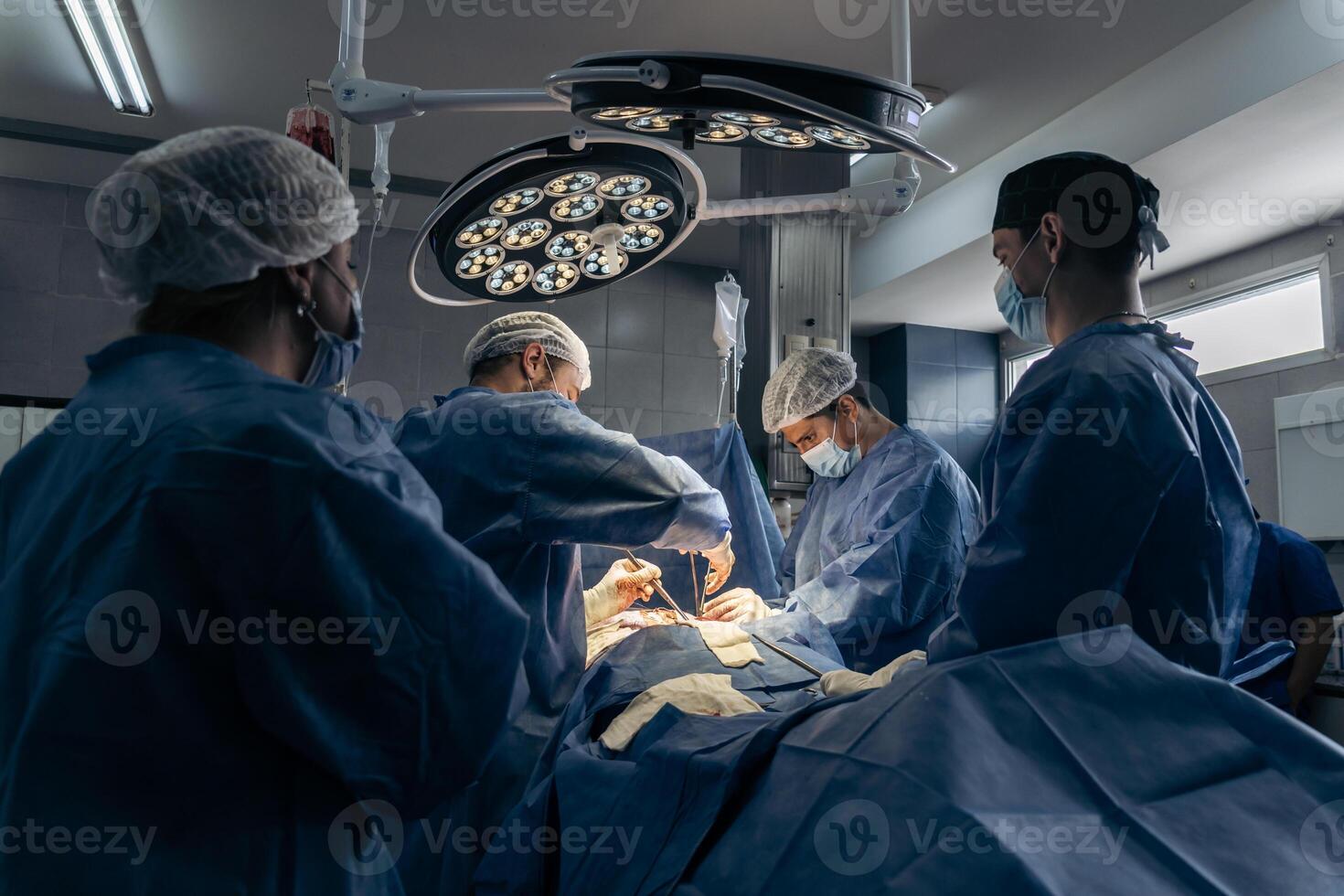 doktorer utför kirurgi i de sjukhus foto