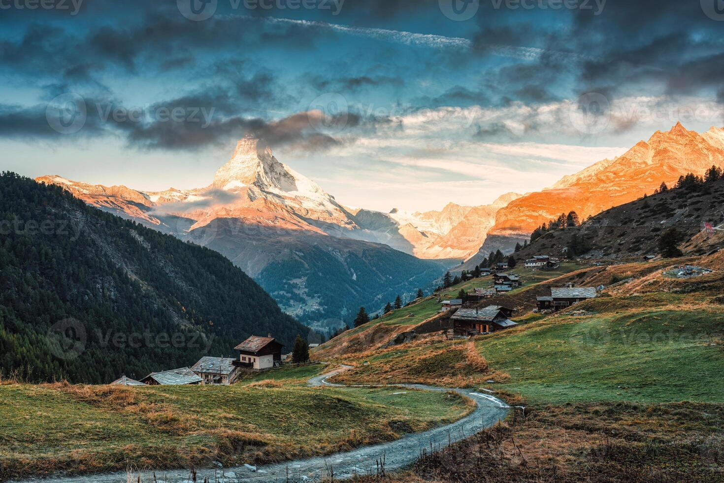 matter ikoniska berg och små by av trä- hyddor på de kulle på zermatt, schweiz foto