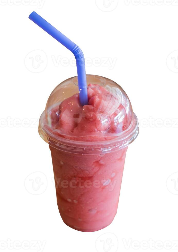 jordgubb smoothie frappe i plast glas på vit bakgrund foto