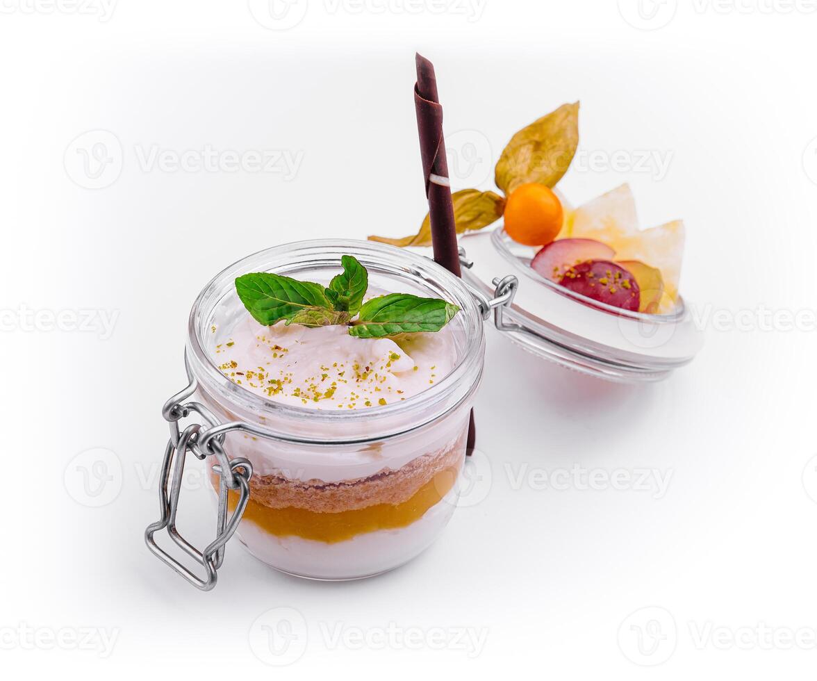 tiramisu i en glas med mango foto