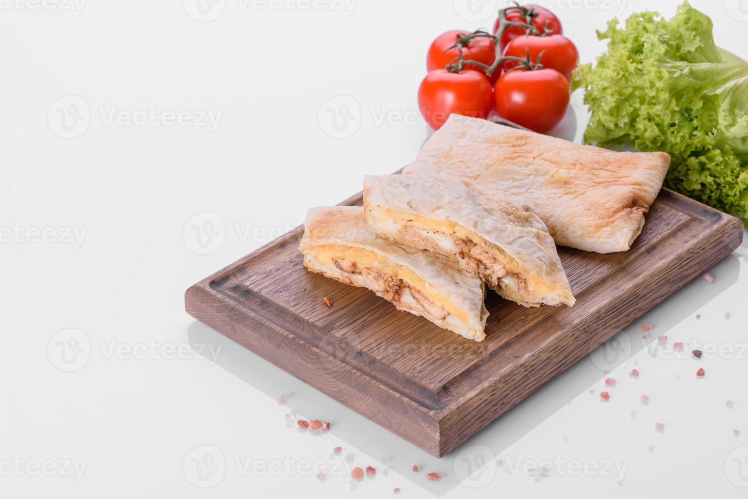 utsökt färsk smörgåsgrill med pitabröd, ost och kött foto