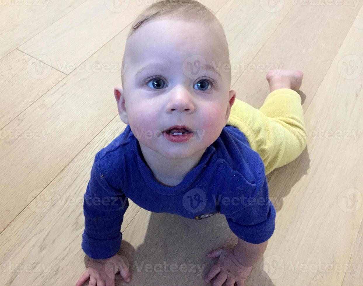 vacker baby pojke med barn ansikte poserar fotograf foto