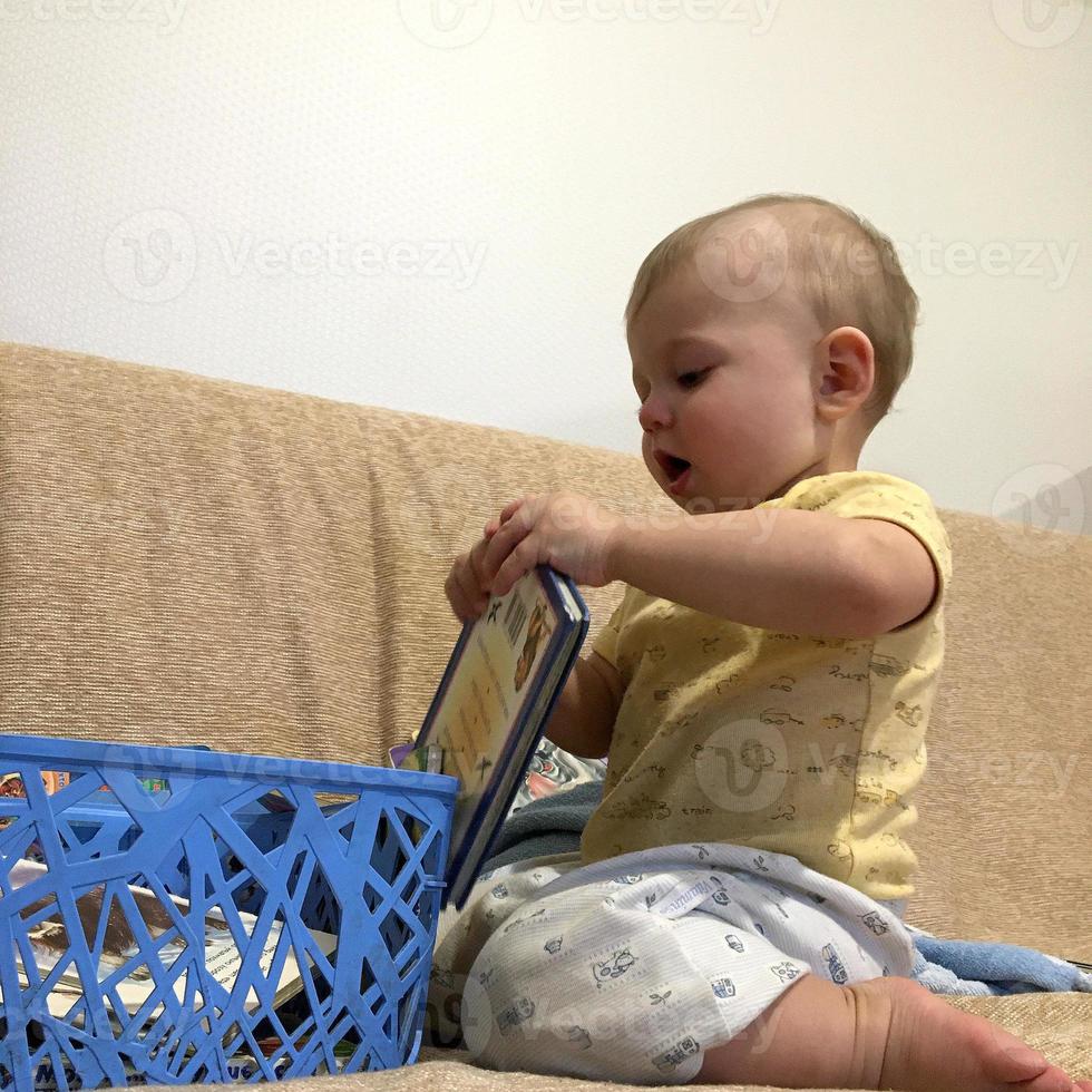 vacker baby pojke med barn ansikte poserar fotograf foto