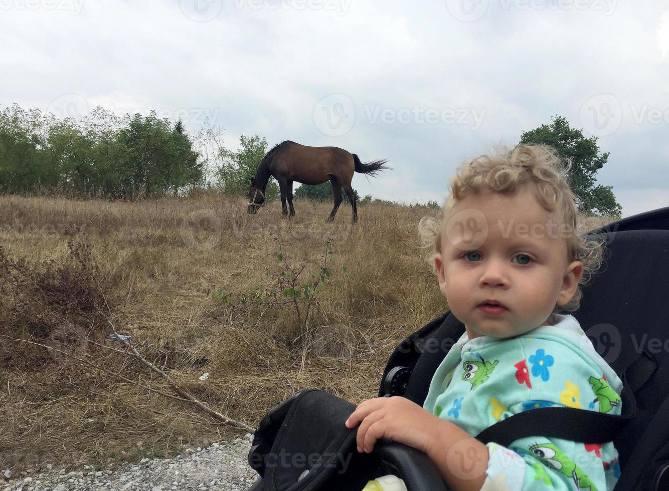 vacker baby pojke med barn ansikte poserar fotograf foto