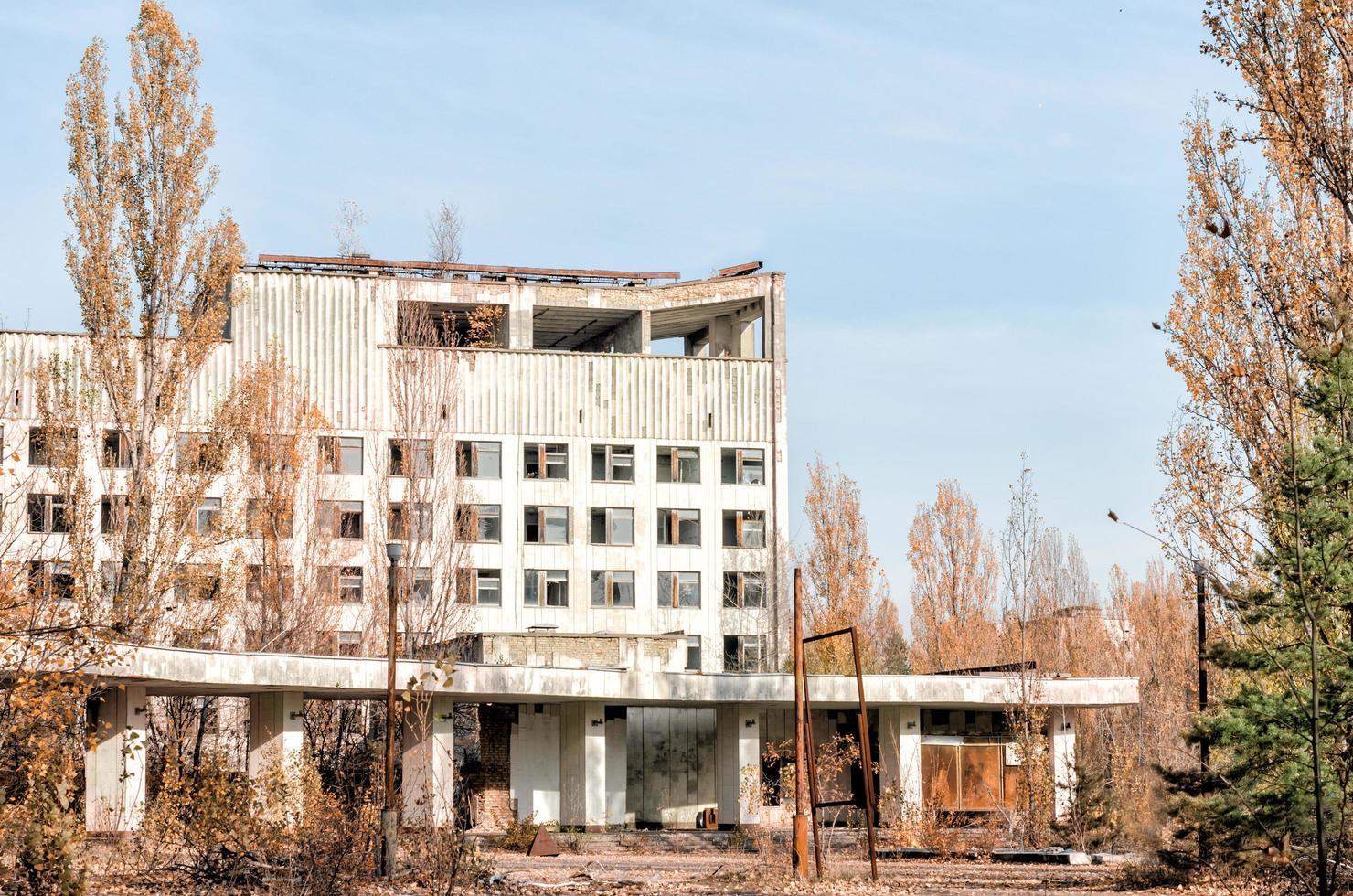 pripyat, Ukraina, 2021 - hotell i Tjernobyl under dagen foto