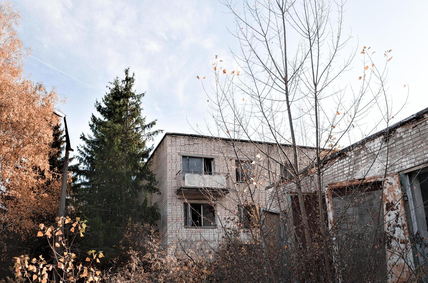 pripyat, Ukraina, 2021 - gammalt hus i Tjernobyl foto