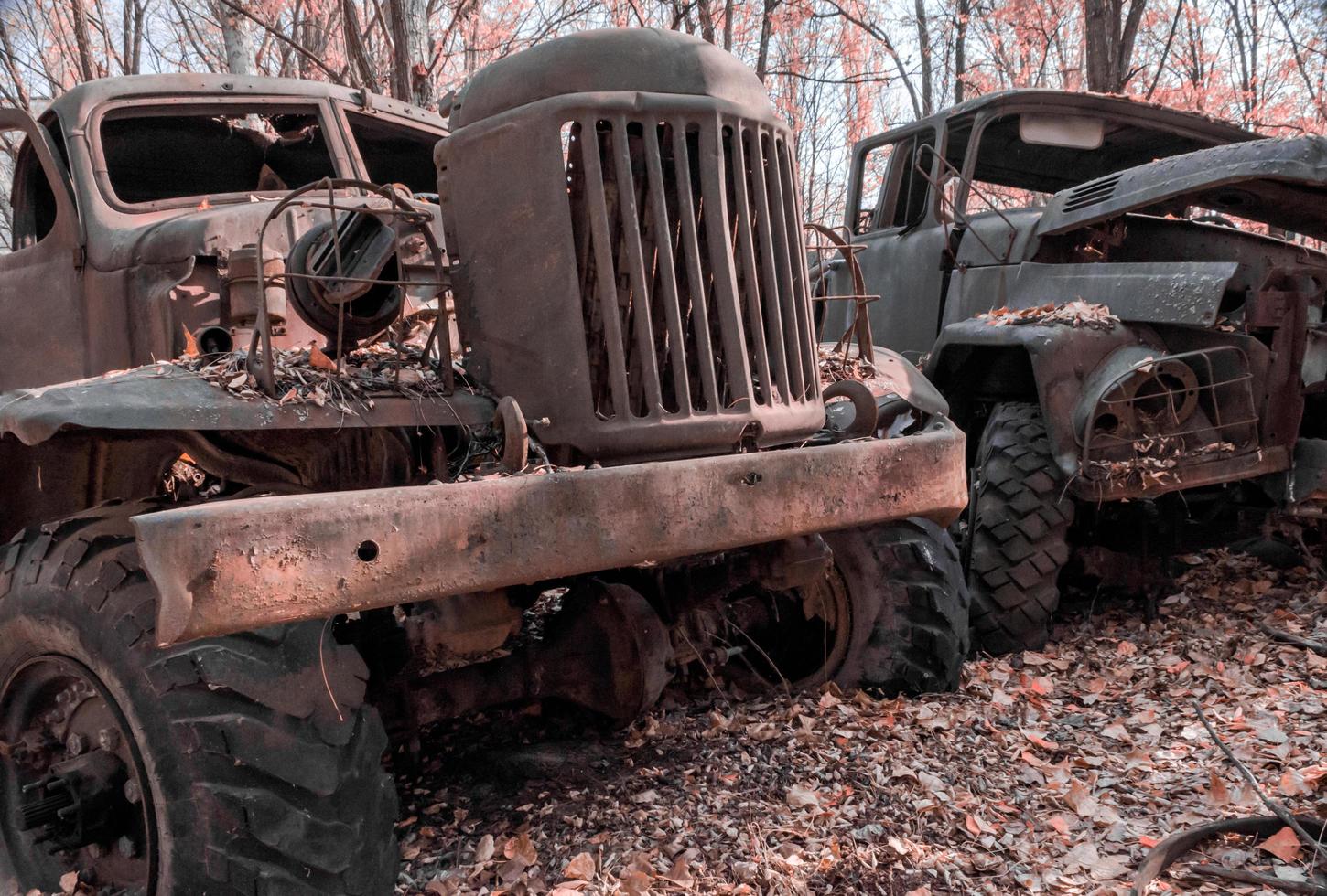 pripyat, Ukraina, 2021 - två övergivna rostiga armébilar i Tjernobyl foto