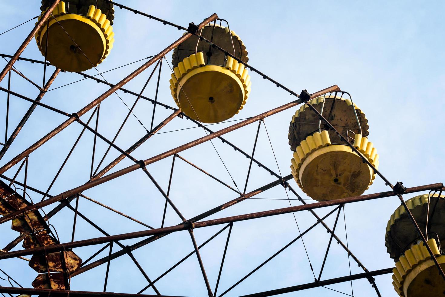 pripyat, Ukraina, 2021 - karusellstugor i en övergiven nöjespark i Tjernobyl foto