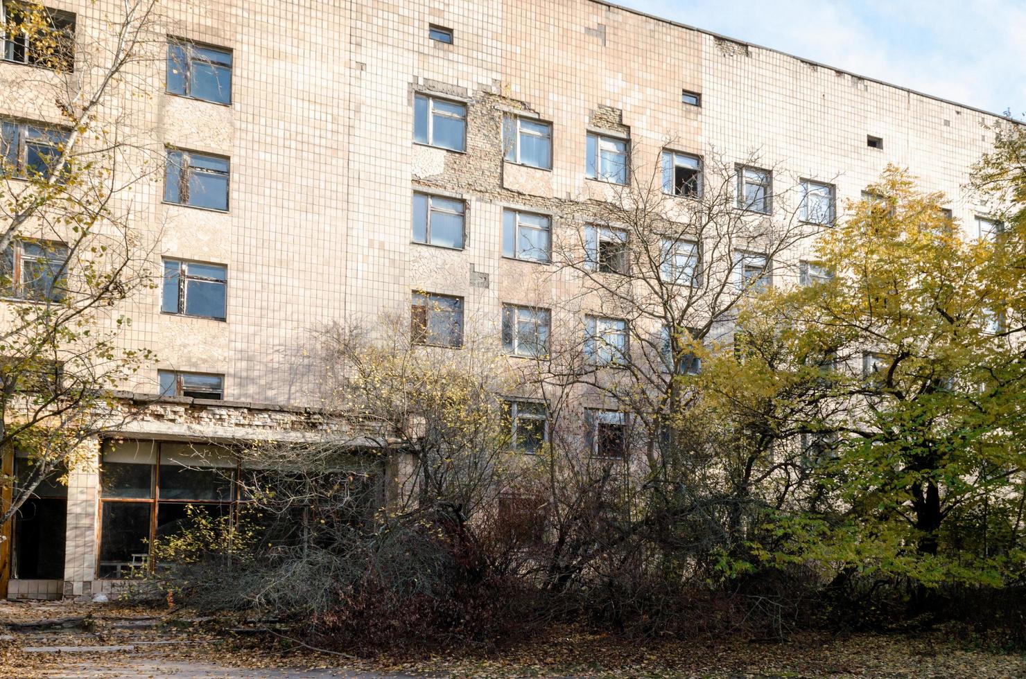 pripyat, Ukraina, 2021 - sjukhusbyggnad i Tjernobyl foto