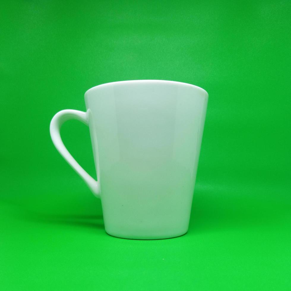kaffekopp på grön bakgrund foto