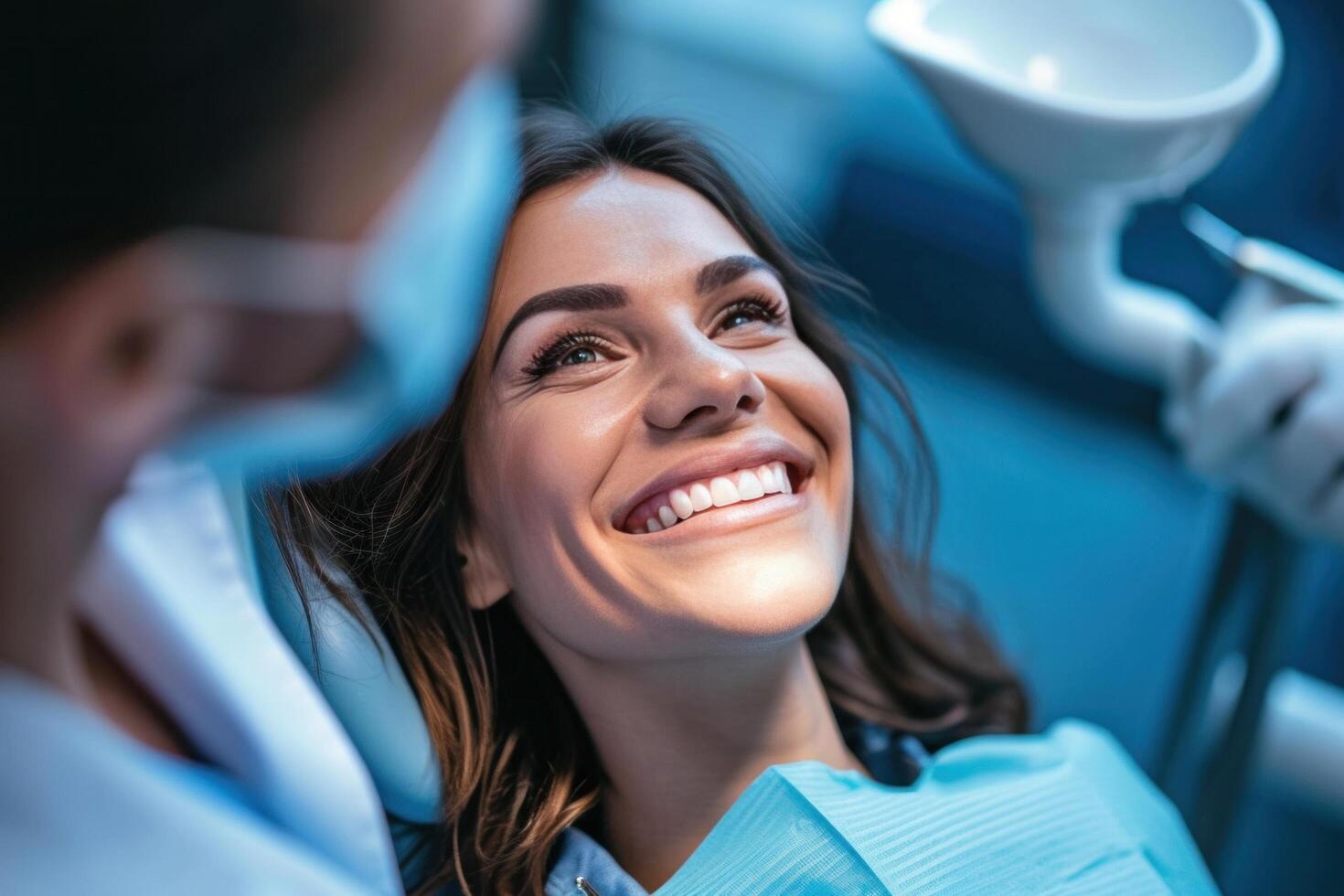 ai genererad leende kvinna ser på de tandläkare foto