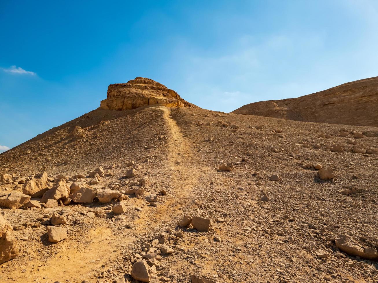 litet berg i öknen foto