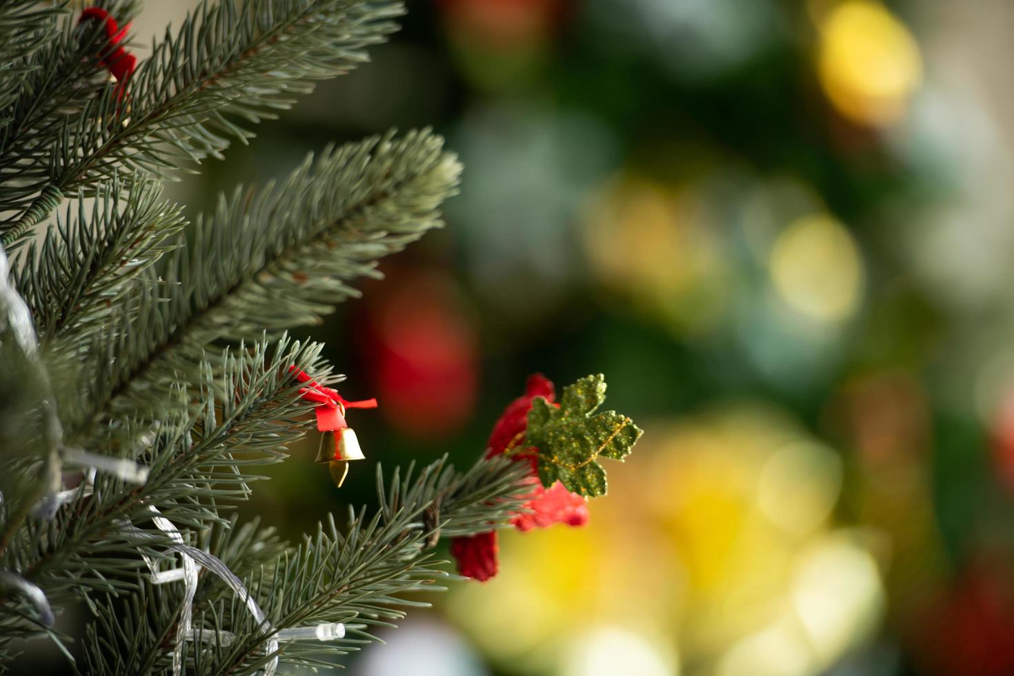 julgran dekorerad i vardagsrummet foto