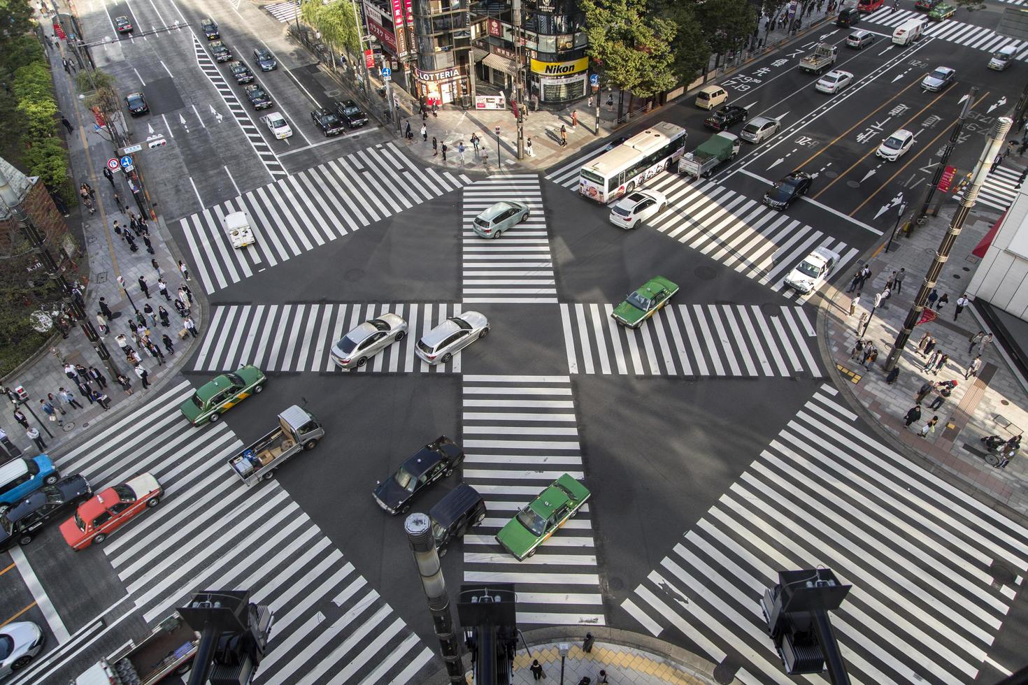 tokyo, japan, 12 oktober 2016 - upptagen gata i ginza, tokyo foto