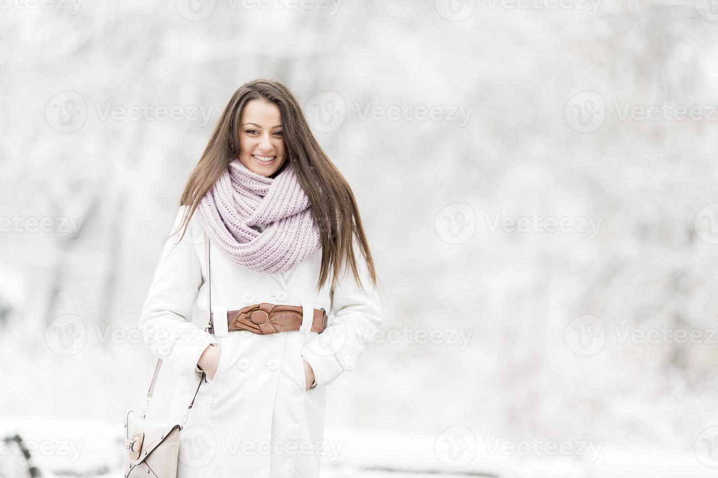 ung kvinna på vintern foto