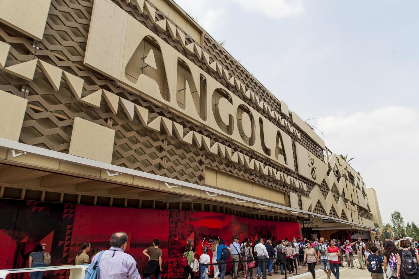 Milano, Italien, 1 juni 2015 - Oidentifierade personer vid Angola -paviljongen vid mässan 2015 i Milano, Italien. expo 2015 ägde rum från 1 maj till 31 oktober 2015. foto