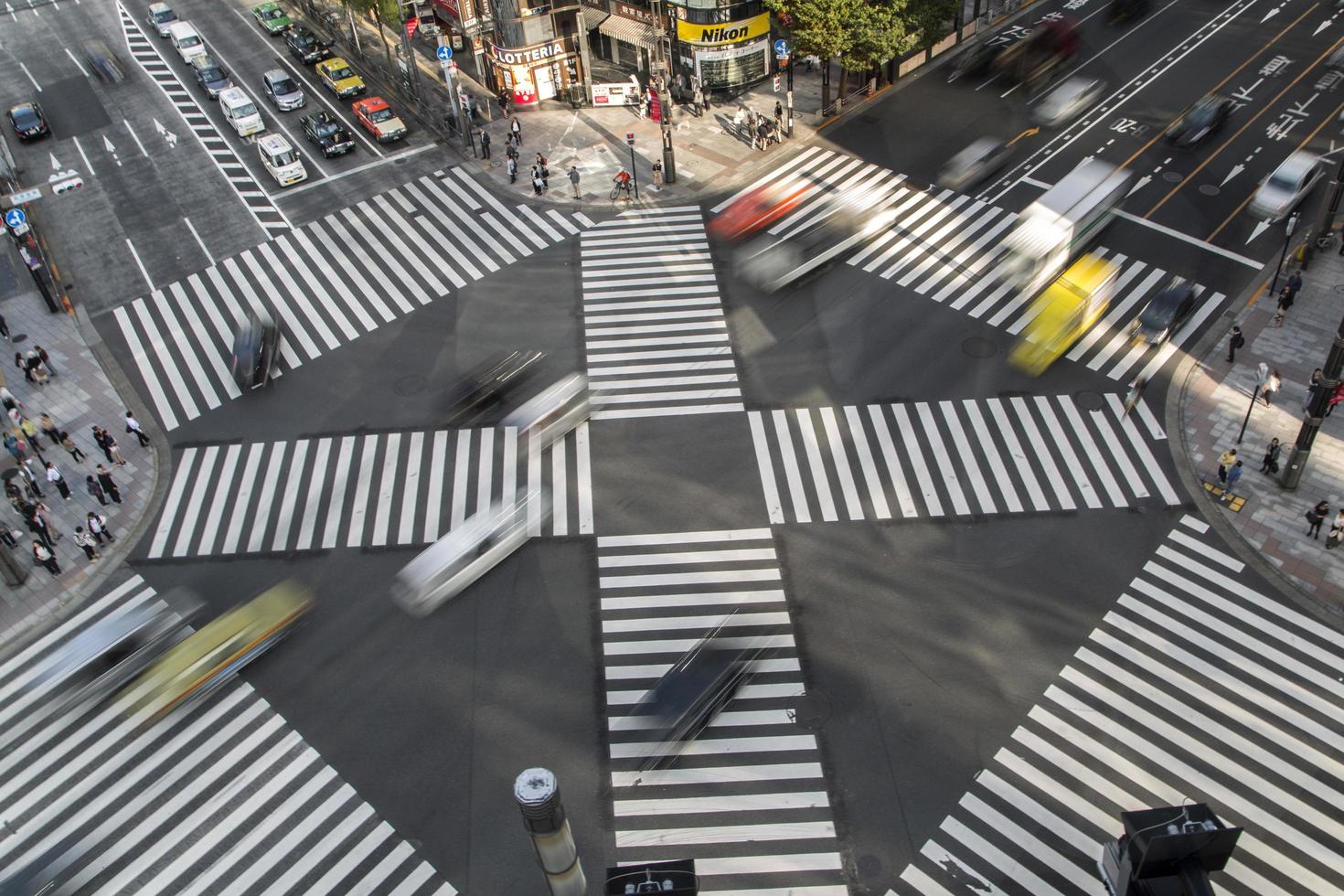 tokyo, japan, 12 oktober 2016 - oidentifierade människor som korsar den livliga gatan i ginza, tokyo.it är ett populärt exklusivt shoppingområde i tokyo. foto