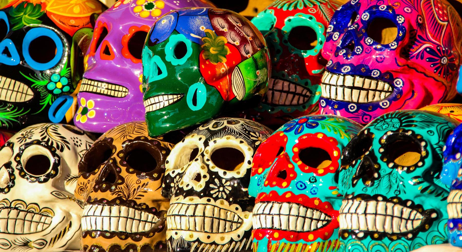 cabo san lucas, mexico, 8 augusti 2014 - calacas, träskallen dag av de döda maskerna på marknaden i cabo san lucas, mexico. masker är typiska symboler som representerar calacas - skelett. foto