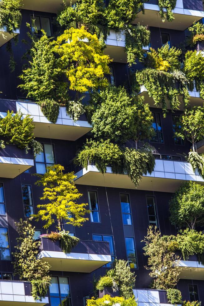 Milano, Italien, 28 april 2017 - Detalj av Bosco Verticale i Milano, Italien. det är ett par bostadstorn i porta nuova -distriktet i Milano som rymmer mer än 900 träd. foto