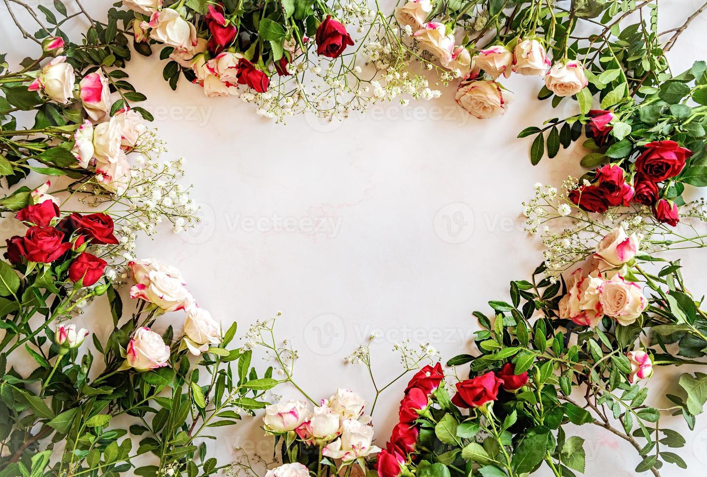 färska vackra rosor i hjärtform på marmorbakgrund med copyspace foto